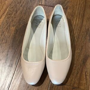 Naturalizer flextime flat. Tan with white sole. Brand new. Original box